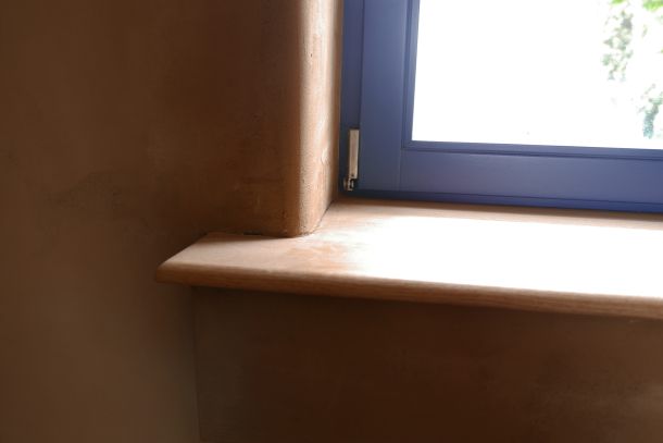Detail Lehmputz und Eichenfensterbank