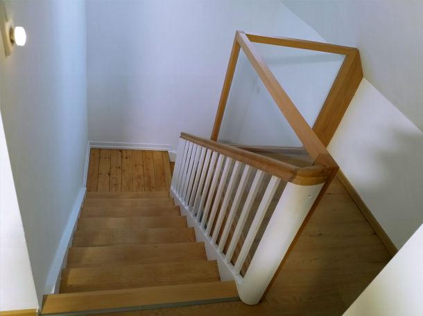 sanierte Treppe mit neuem Brüstungsgeländer