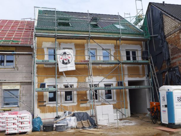 Straßenansicht vor dem Verputzen