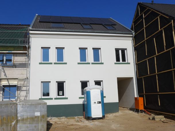 fertige Straßenansicht mit Kratzputz auf Holzfaser-Dämmplatten