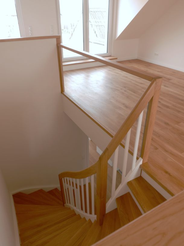 Treppe vom Ober- ins Dachgeschoss