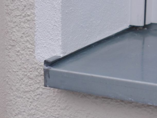 Detail der handwerklich hergestellten Fensterbank aus Zink